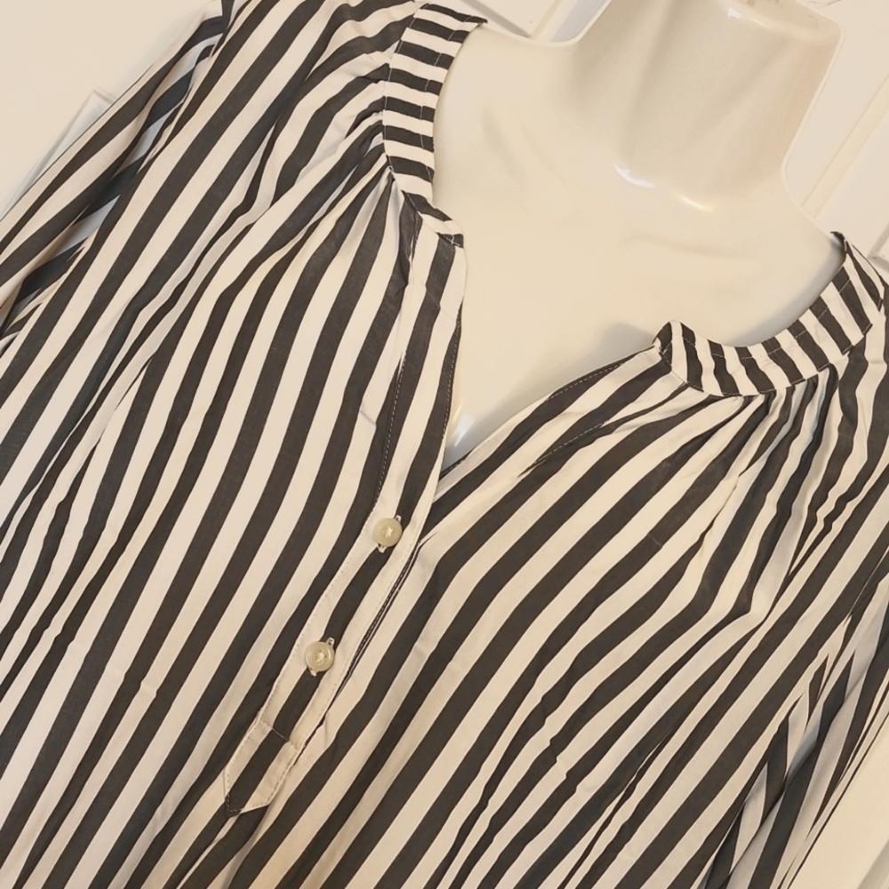 Old Navy Long Sleeve Stripped V-Neck Top